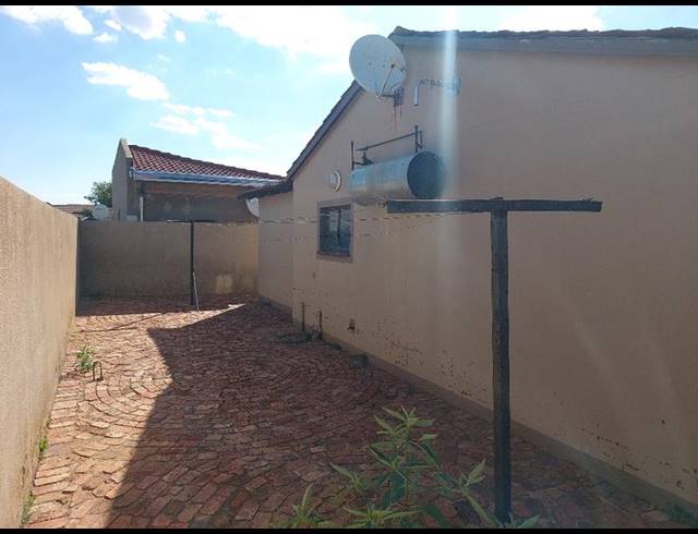 2 BEDROOM HOUSE FOR SALE IN THOKOZA EXT 2